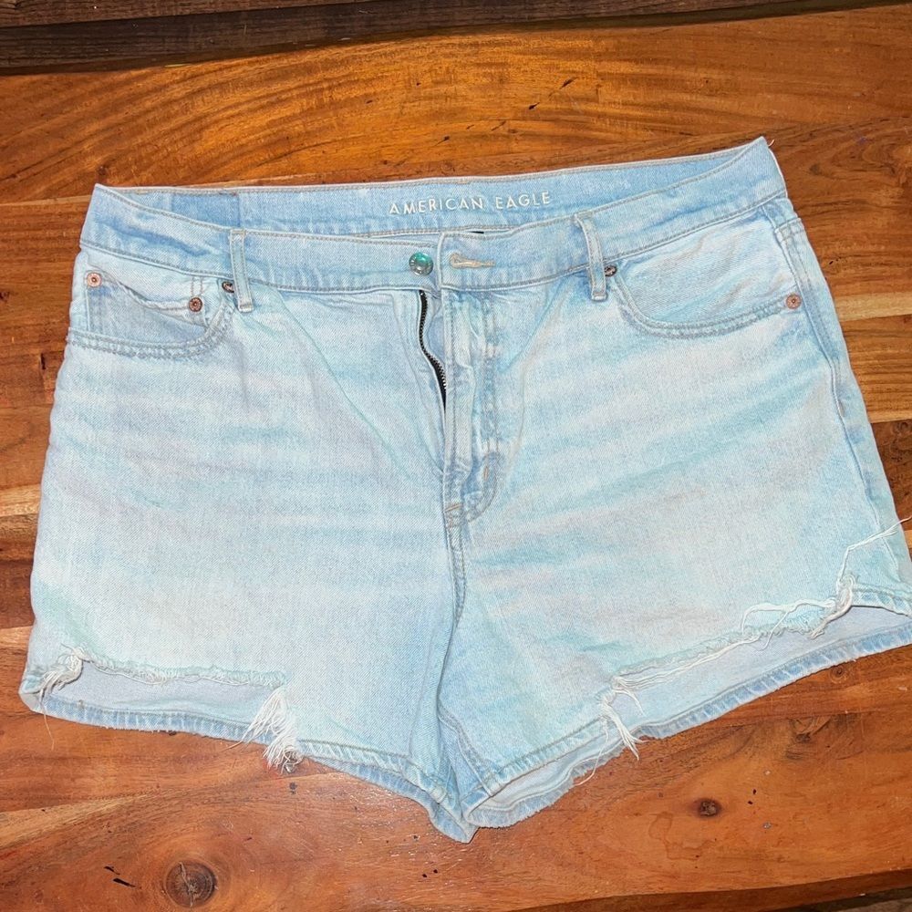 American Eagle Outfitters light wash Jean relaxed Shorts size 14 distressed